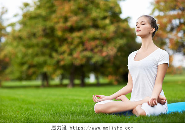 女人做瑜伽放松放松运动户外瑜伽